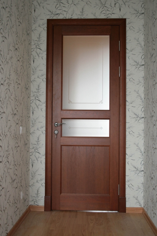 Межкомнатная деревянная дверь со стеклом
