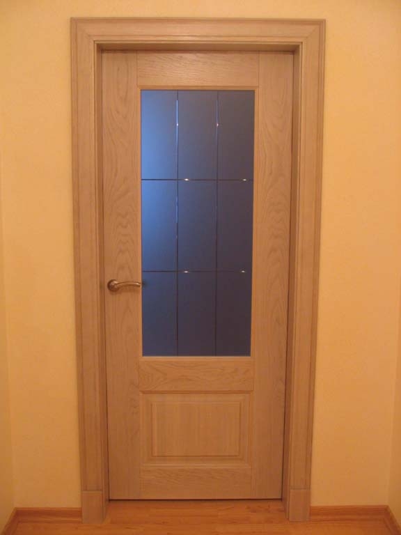 Межкомнатная деревянная дверь со стеклом