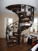Винтовая лестница с деревянными ступенями
